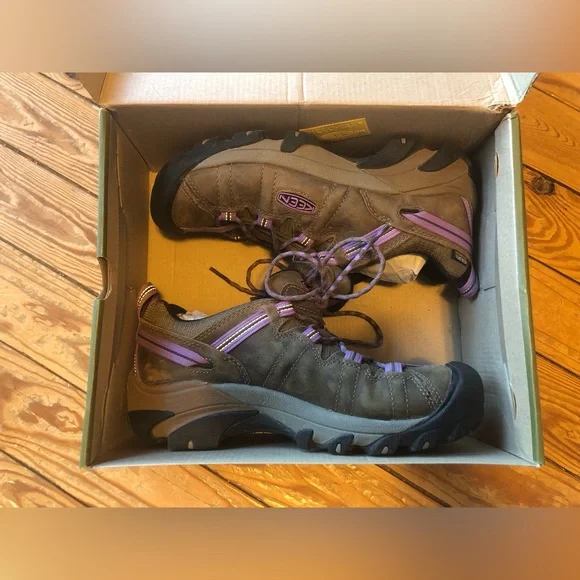 Like new Women's Targhee II Waterproof Keen hikers size nine. - Picture 7 of 7